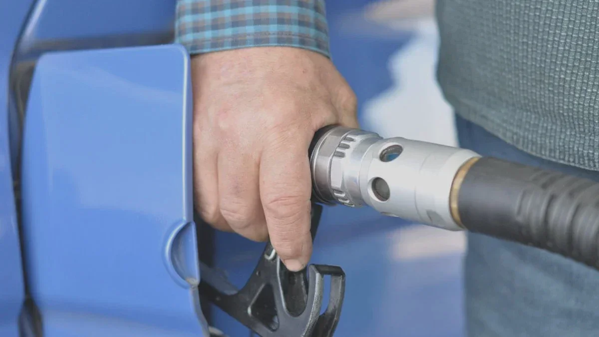 Les prix de l’essence augmentent, le gazole recule. Essence Natural 95 – 5,98 Kč le litre, gazole – 6,11 Kč le litre