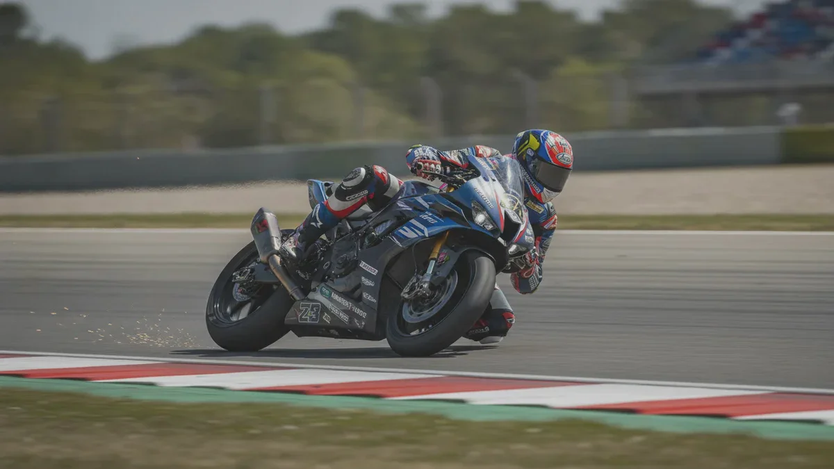 Pourquoi les motards tendent le pied : geste, réflexe ou simple habitude ?